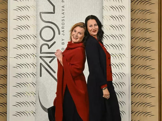 Herečka Lenka Krobotová v roli modelky na módní přehlídce: Co se týče barev, učím se být odvážná