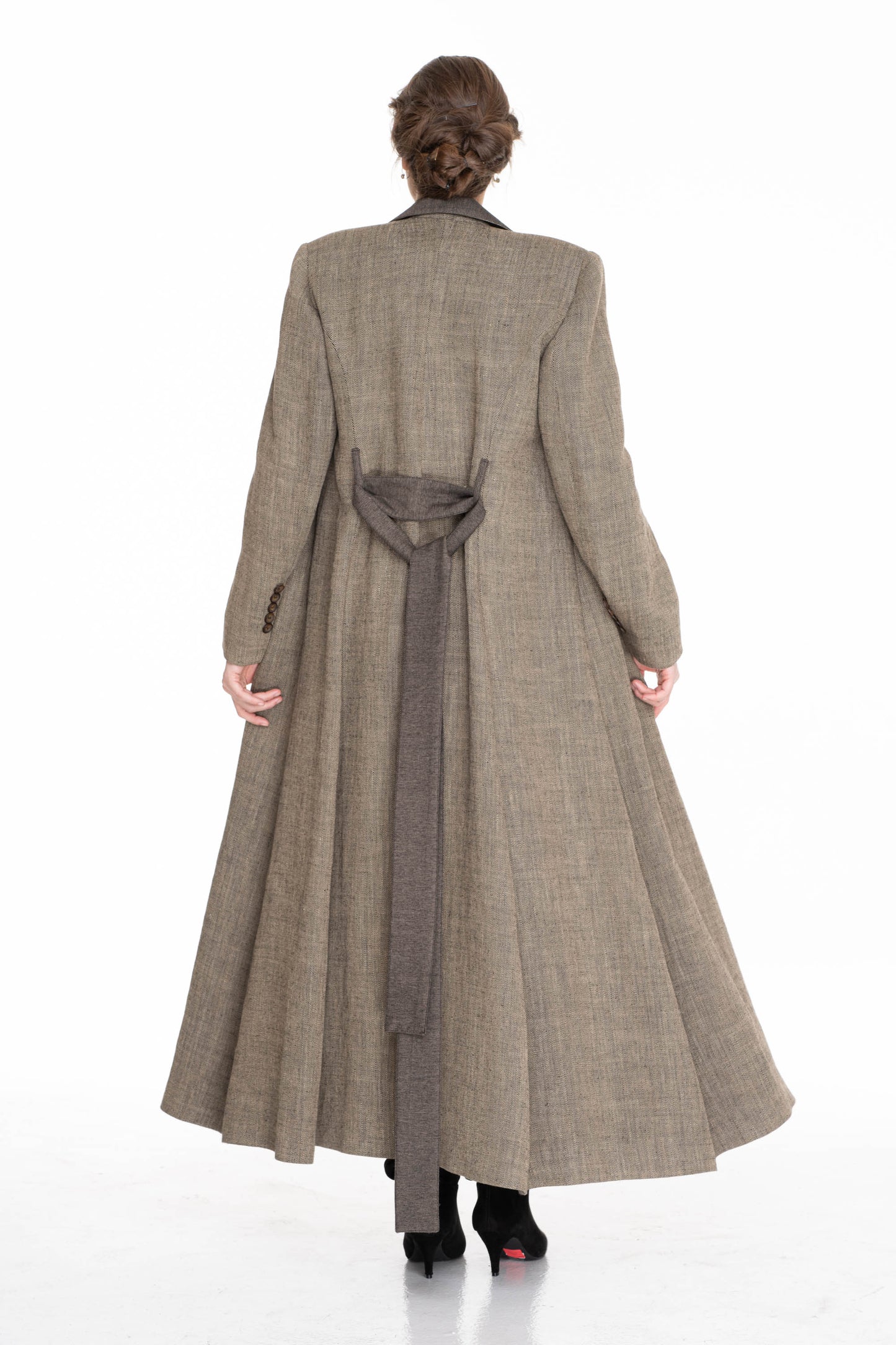 DLOUHÝ TVAROVANÝ KABÁT